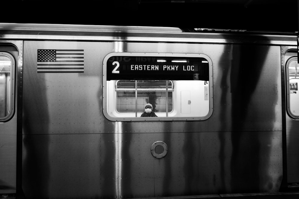 Foto en escala de grises de un tren