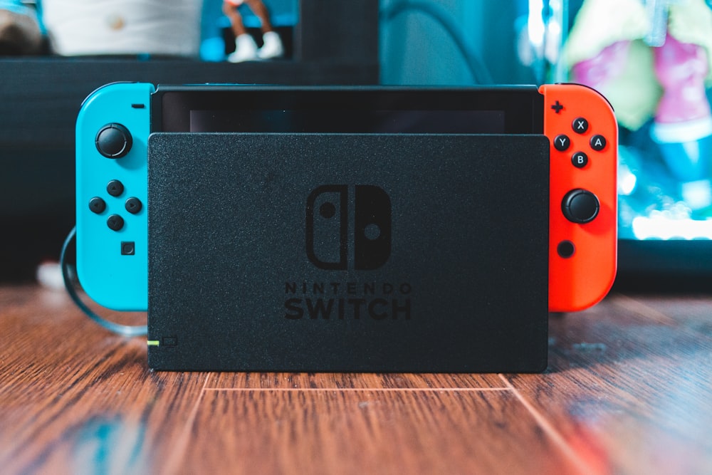 Nintendo Switch nero e rosso