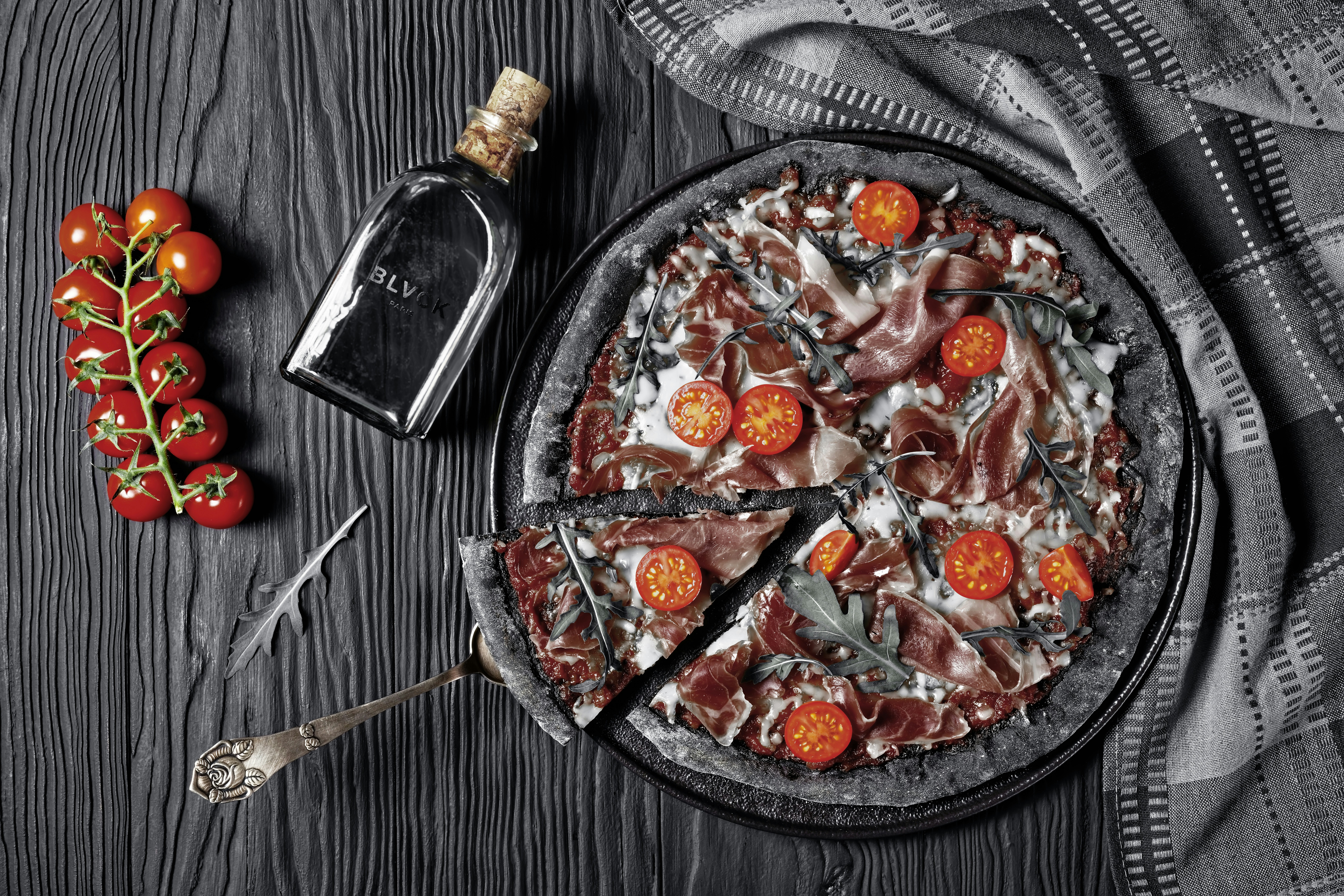 photo 1612040906977 1110aa1bdb6f?ixid=MXwxMjA3fDB8MHxzZWFyY2h8MTl8fGJsYWNrJTIwZGlzaHxlbnwwfHwwfA%3D%3D&ixlib=rb 1.2