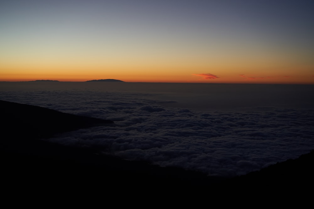 Wolken und Sonne bei Sonnenuntergang