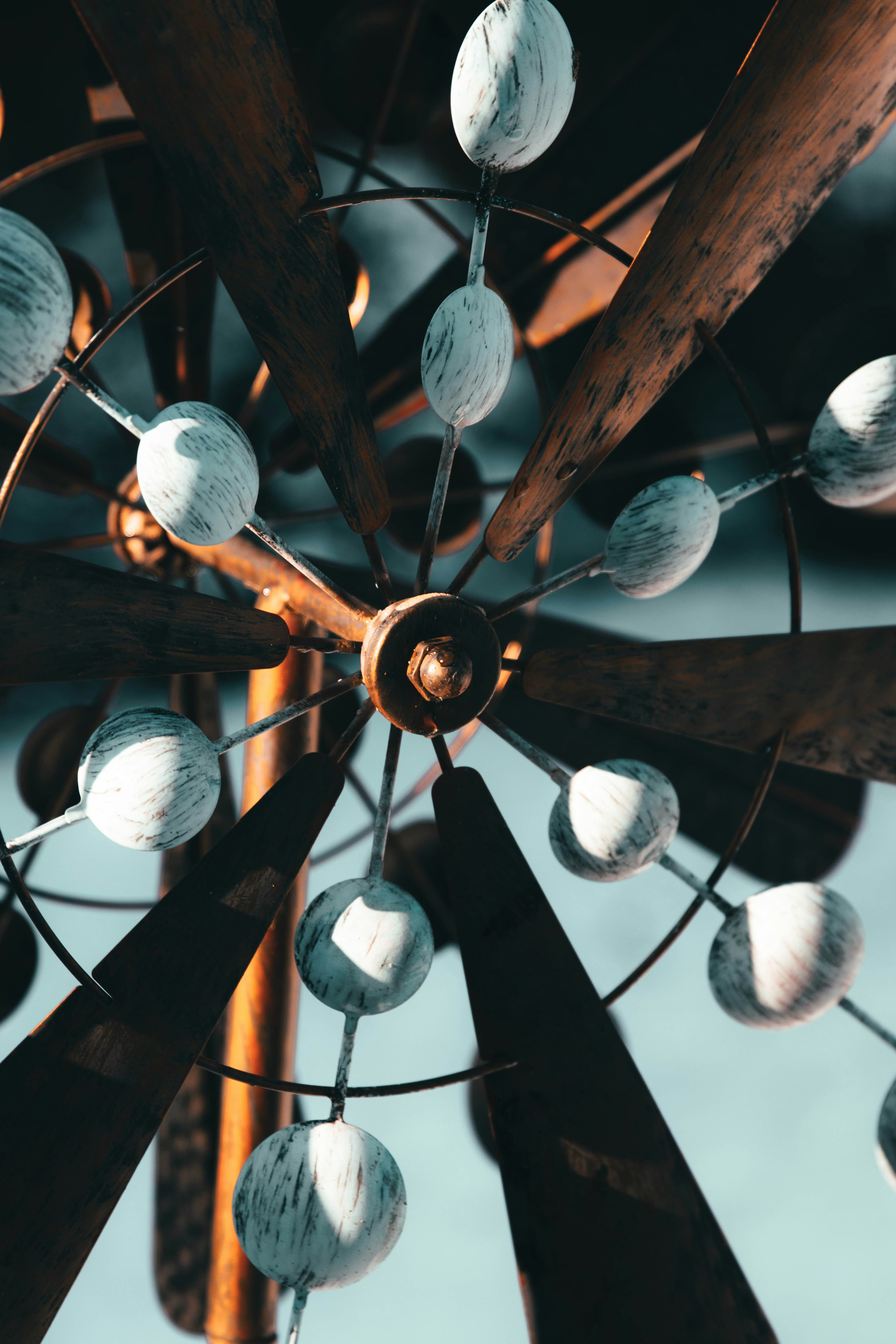 Marco redondo de madera marrón con decoración de bola redonda blanca