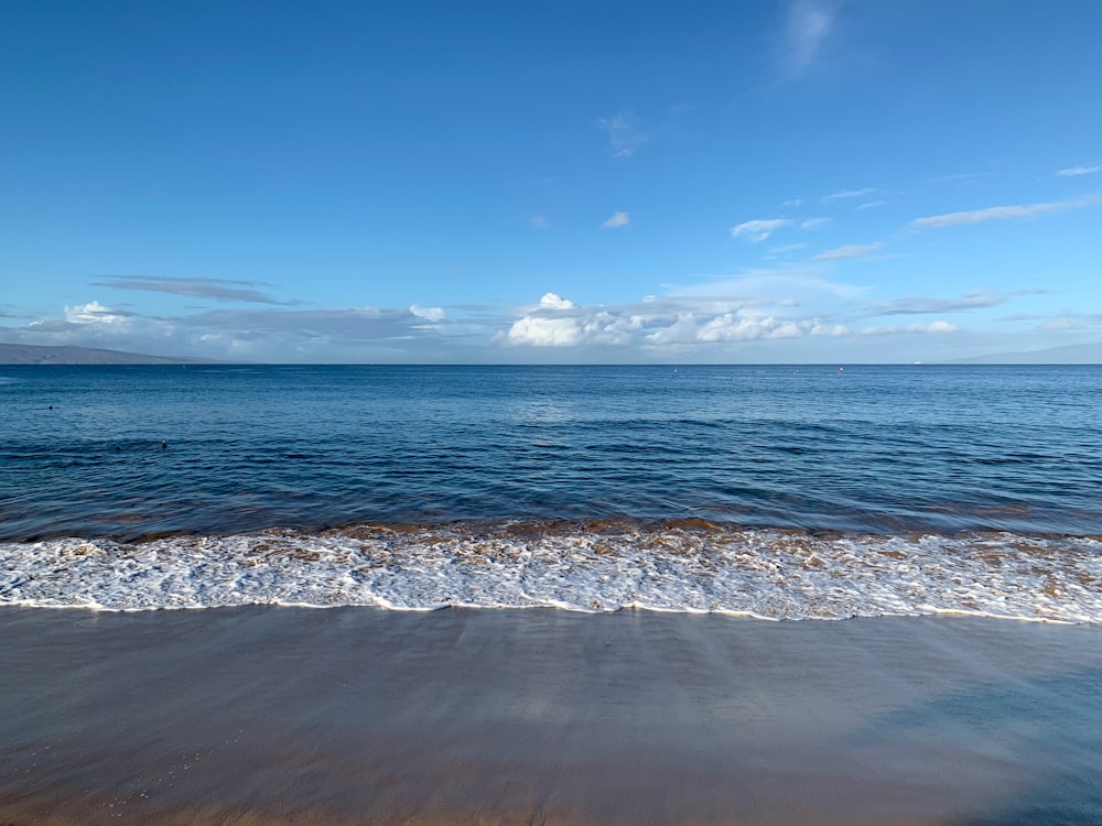 Les vagues de l’océan s’écrasent sur le rivage pendant la journée