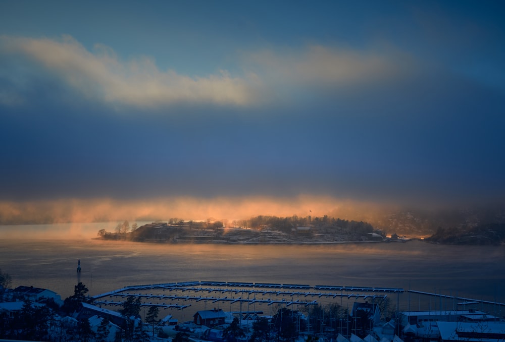 Horizonte de la ciudad bajo el cielo nublado durante el día