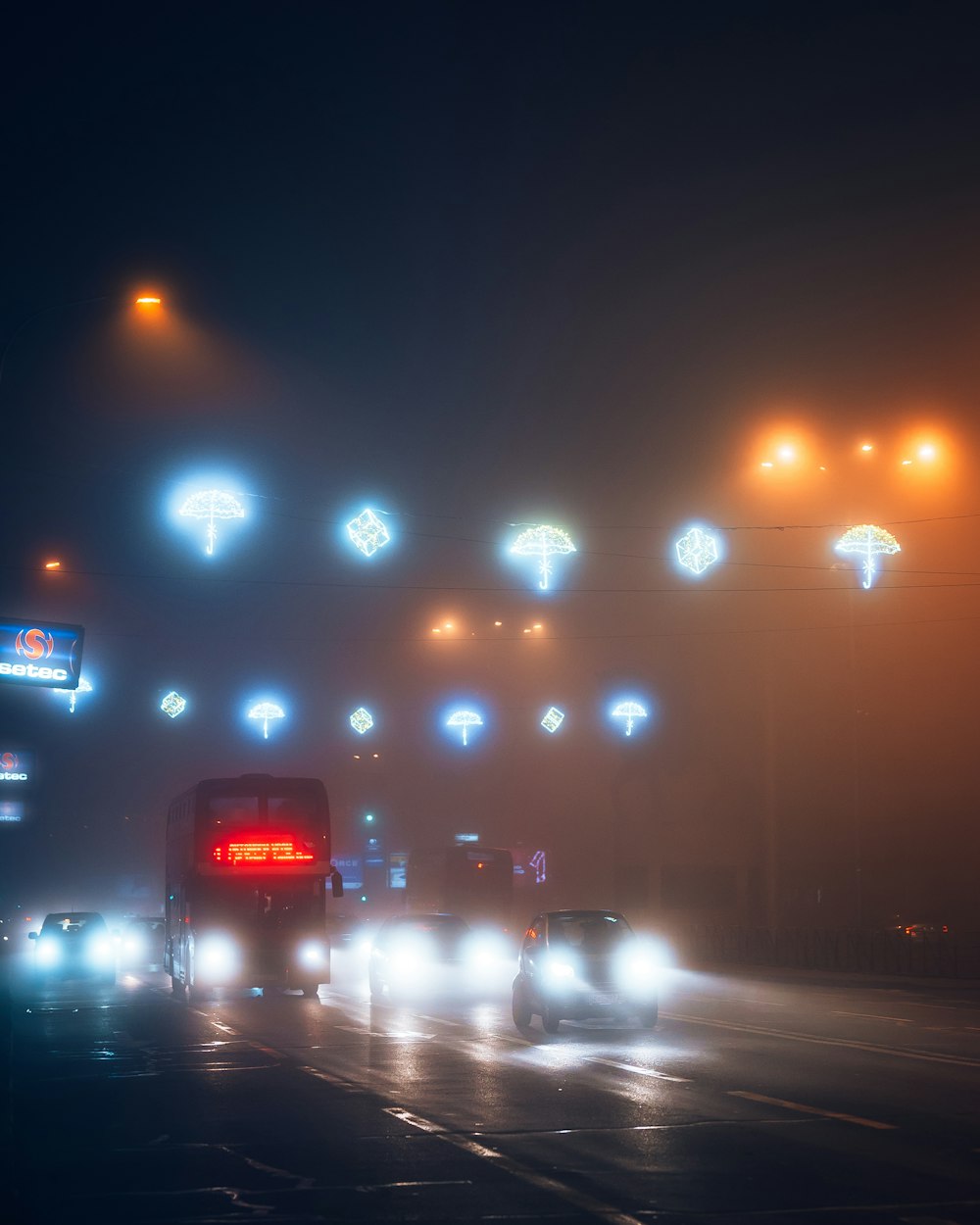 Autos auf der Straße während der Nachtzeit