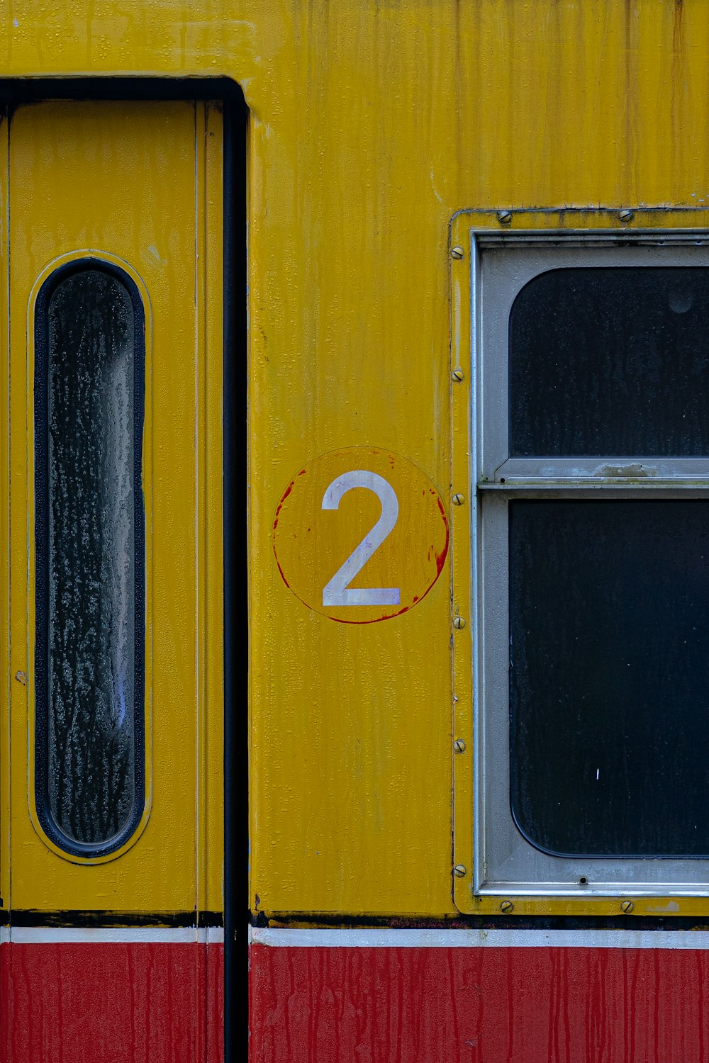 Porte de train jaune et noire