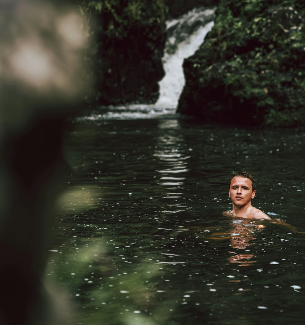 Mujer en el agua en fotografía de primer plano