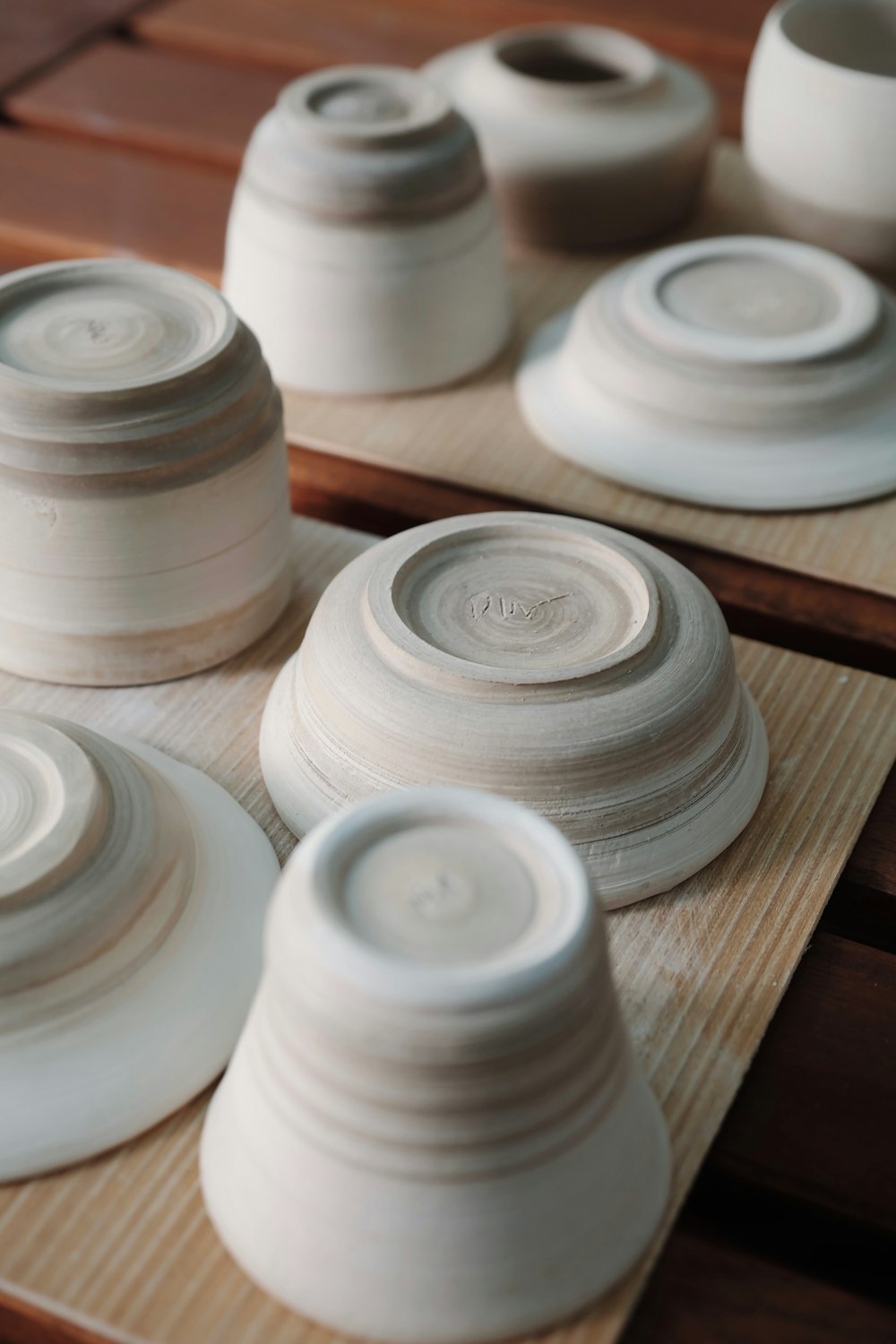 Platos redondos de cerámica blanca sobre mesa de madera marrón