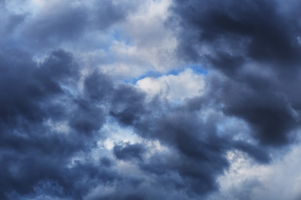 nuvens brancas e céu azul