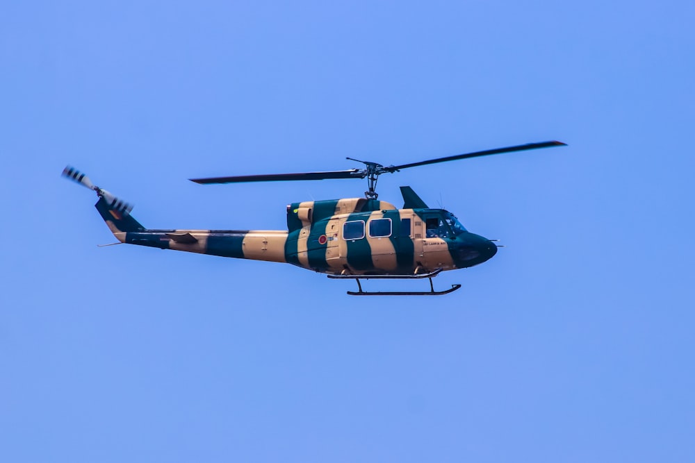 helicóptero naranja y negro volando en el cielo