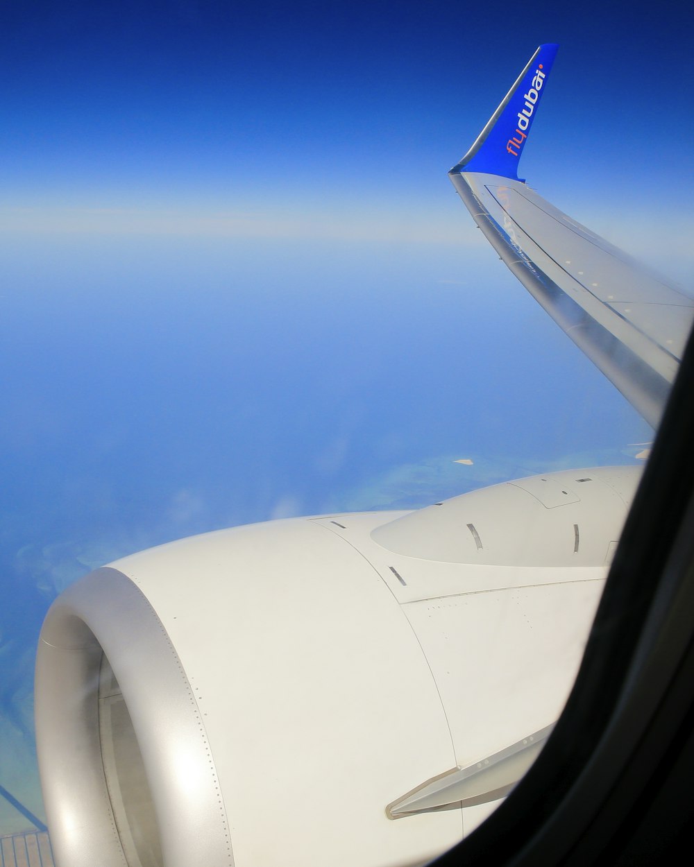 white and gray airplane wing