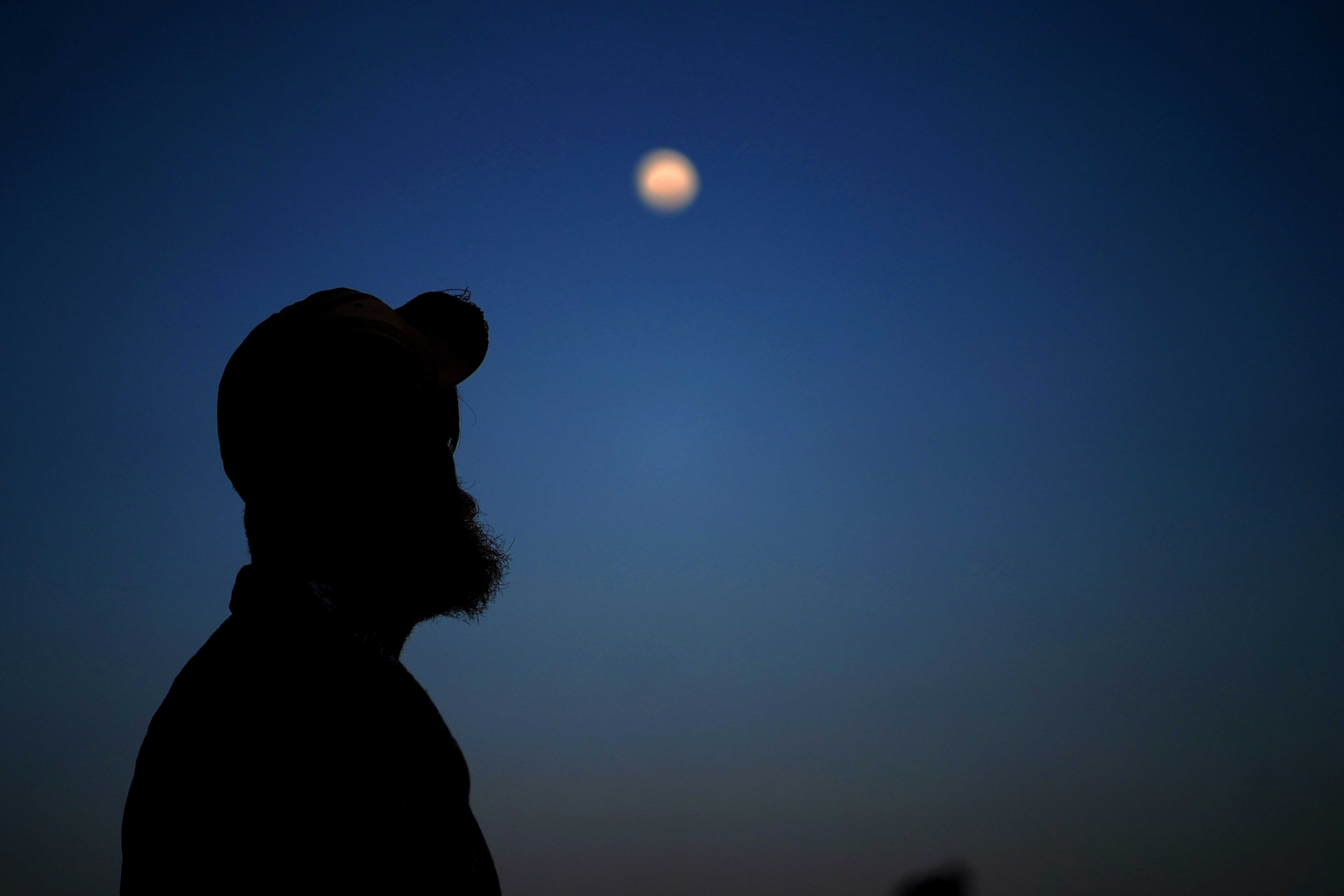 太陽を後ろに持つ人のシルエットの写真 Unsplashで見つける青いの無料写真