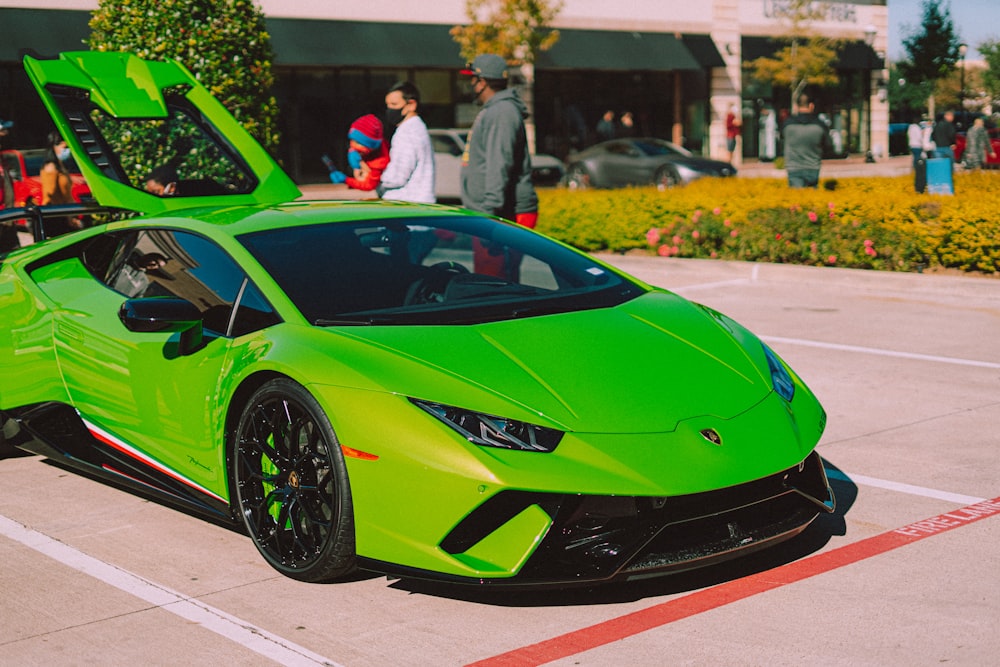 Grüner Lamborghini Aventador tagsüber unterwegs