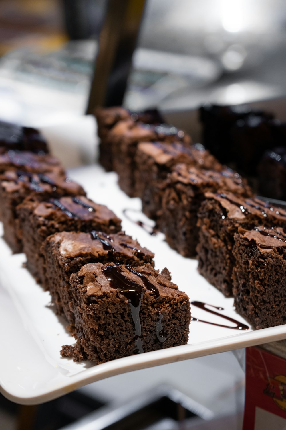 torta al cioccolato su piatto di ceramica bianca