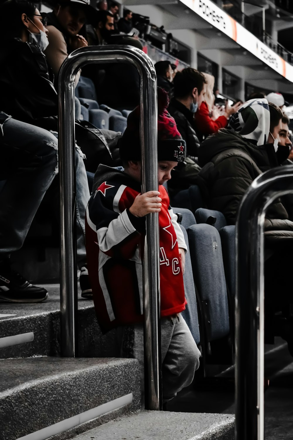 personnes assises sur des sièges de train