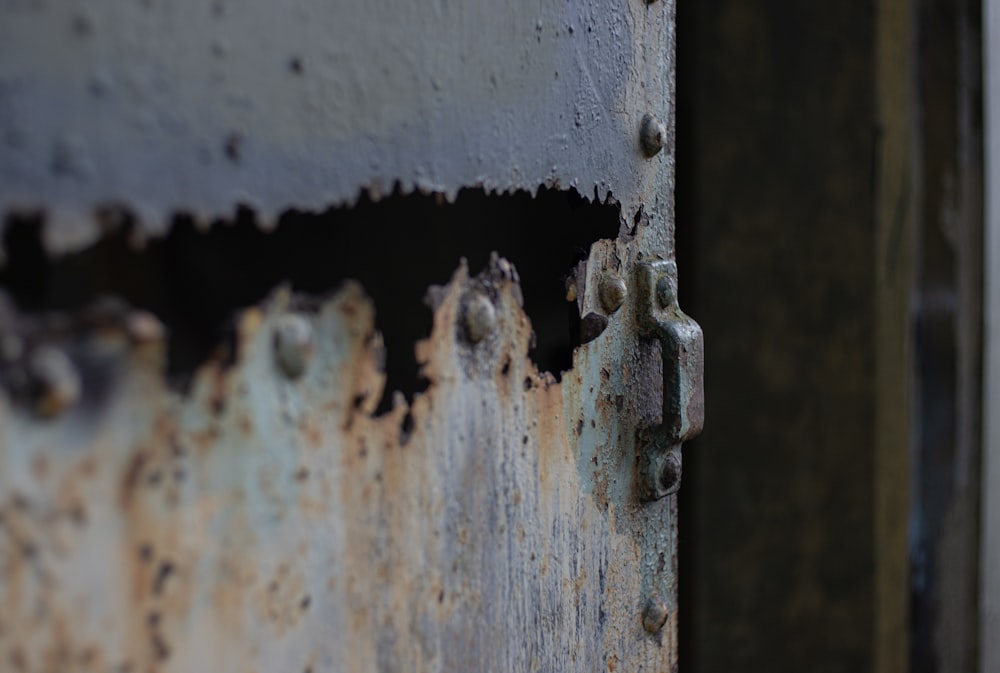 Puerta de madera marrón con palanca de puerta de acero gris