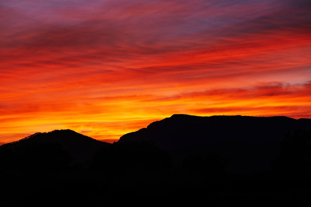 Silueta de la montaña durante la puesta del sol