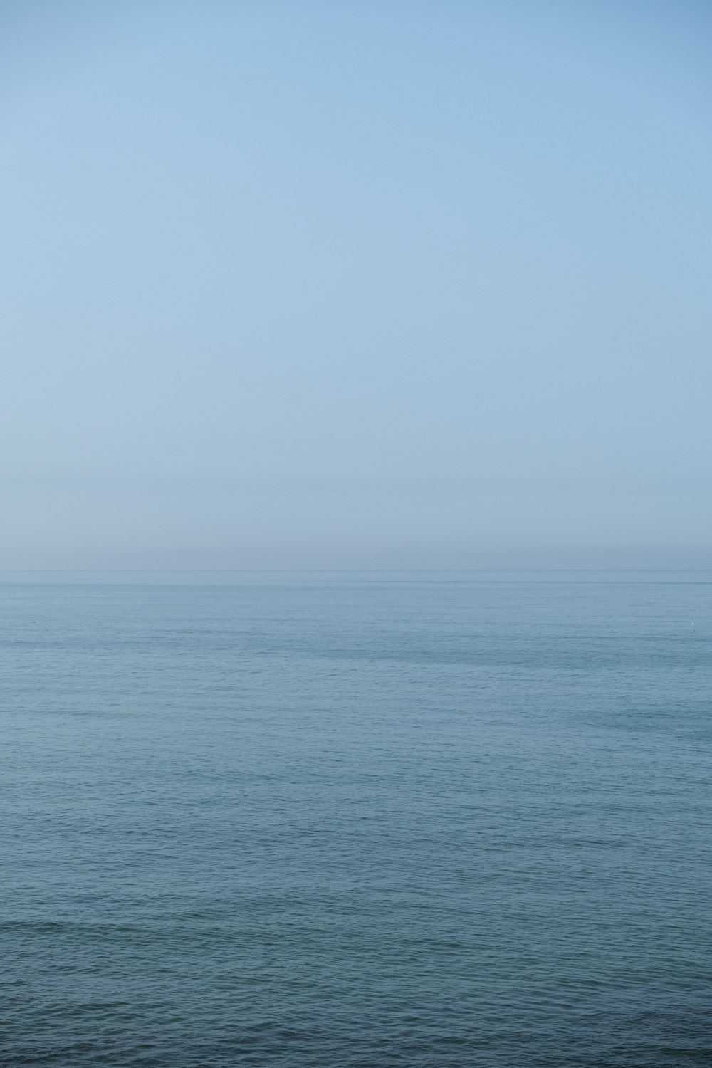 Cuerpo de agua bajo el cielo blanco durante el día