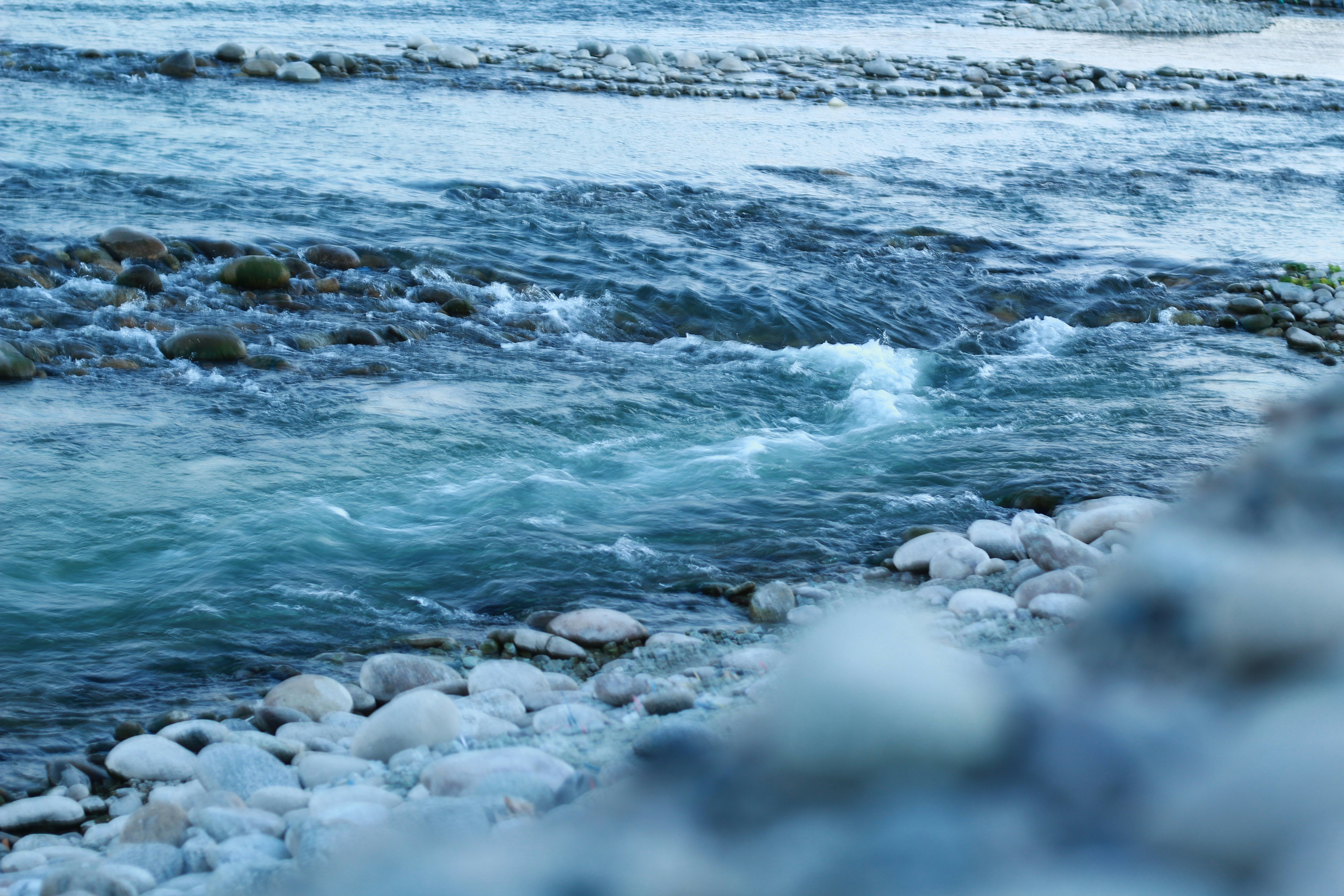 water waves hitting rocks during daytime
