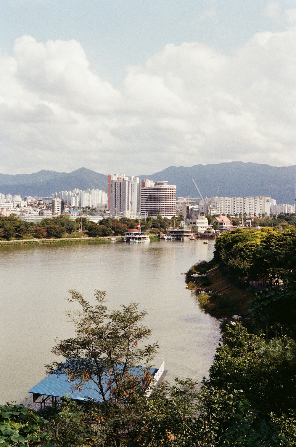 Horizonte de la ciudad cerca del cuerpo de agua bajo el cielo nublado blanco durante el día