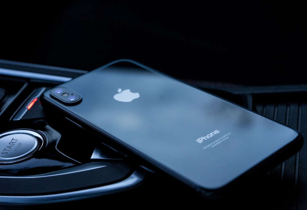 iPhone 7 negro sobre superficie negra