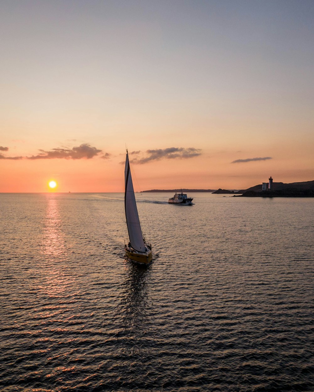 barca a vela bianca sul mare durante il tramonto
