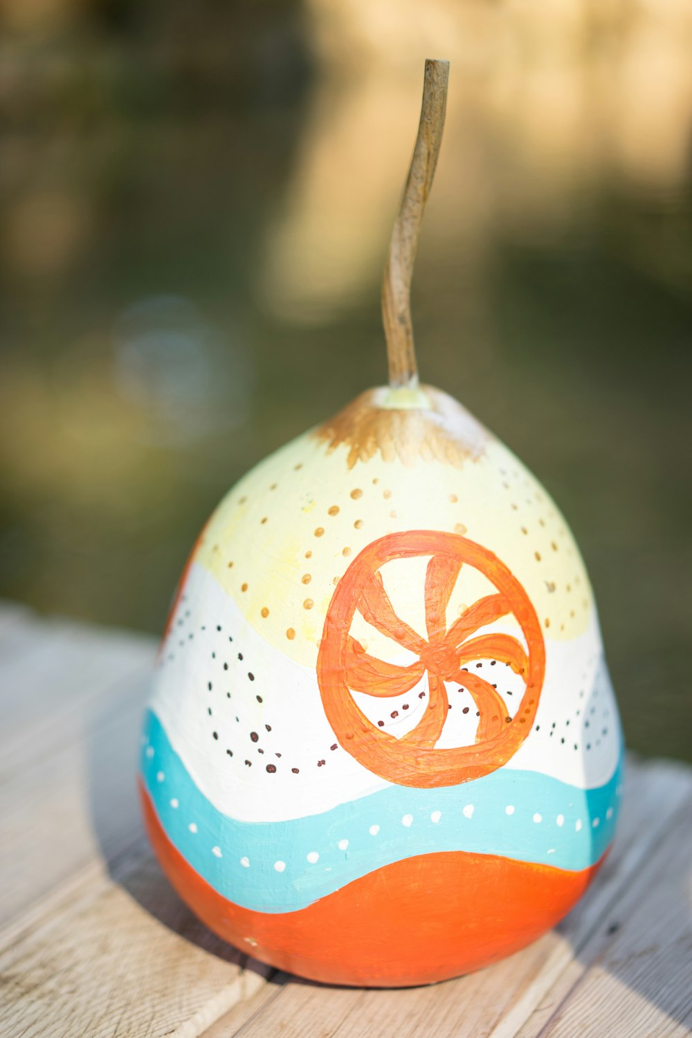 ornamento de ovo branco e laranja