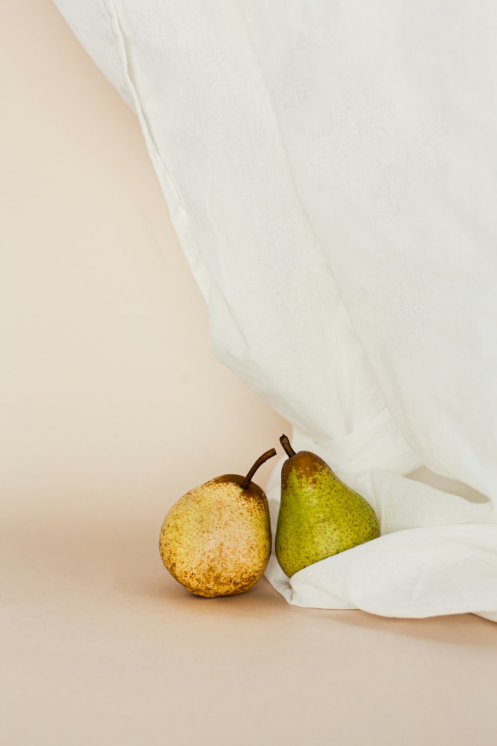 fruta amarilla sobre textil blanco