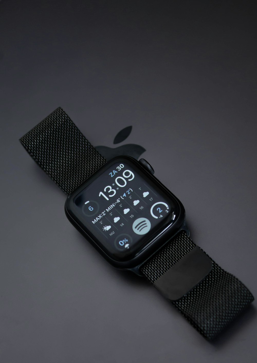 Schwarze Apple Watch mit schwarzem Sportarmband