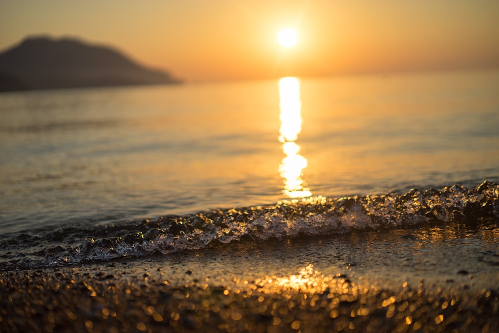 Onde del mare che si infrangono sulla riva durante il tramonto