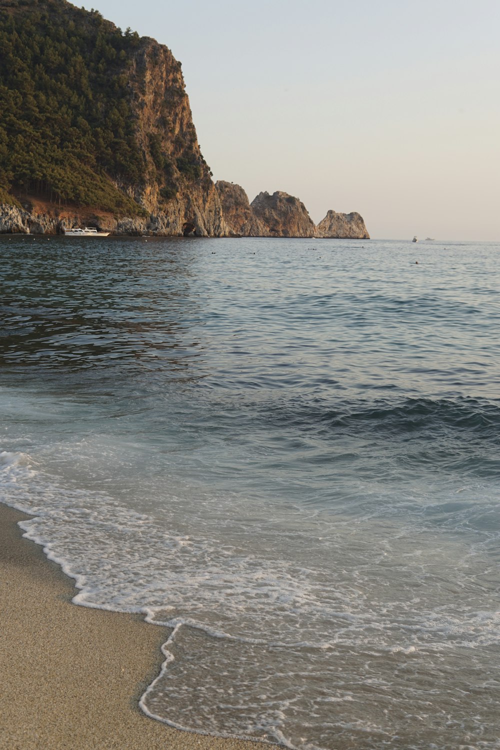 Onde del mare che si infrangono sulla riva durante il giorno