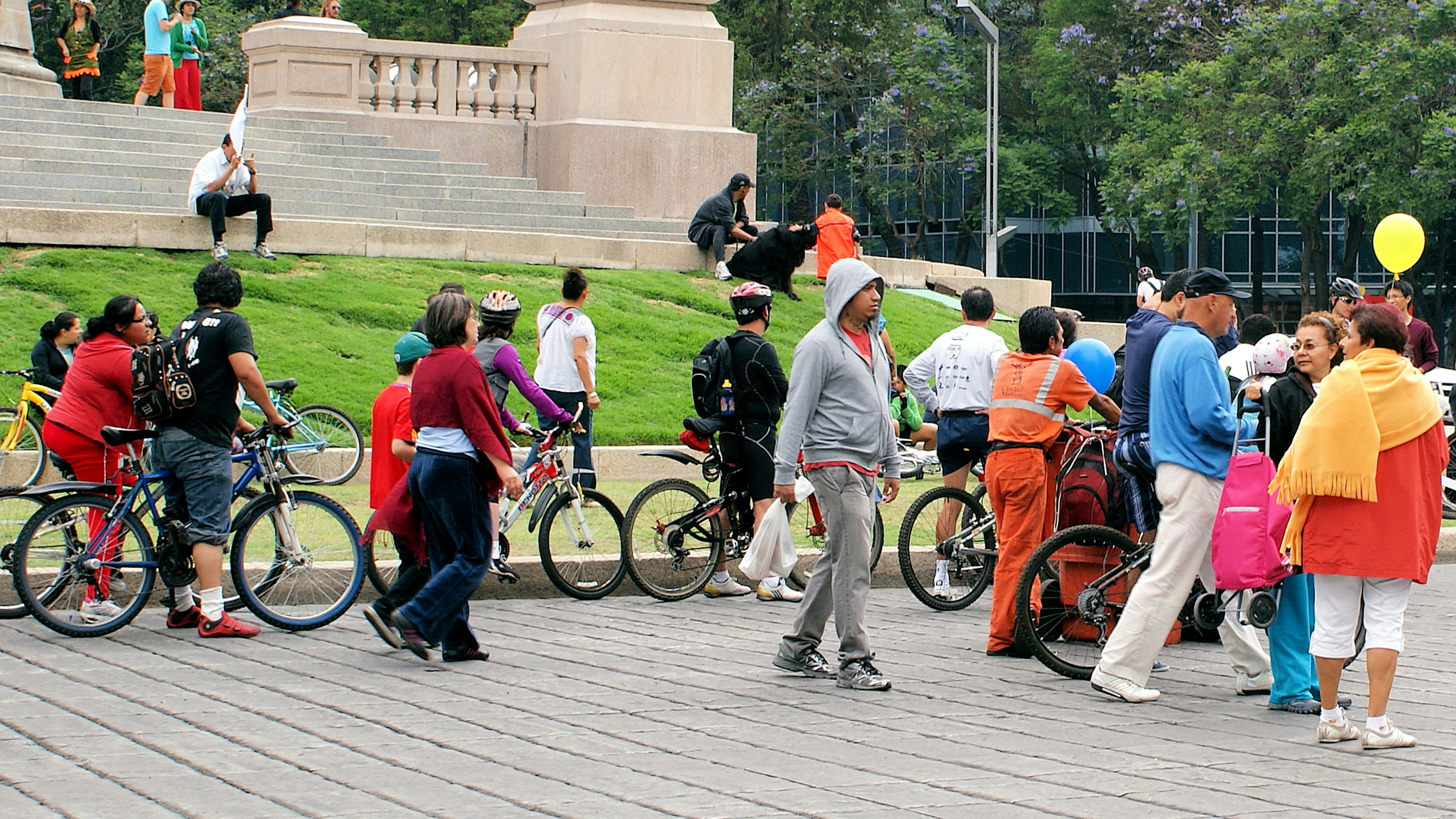 Friendly staff assisting tourists at Göteborg Turistbyrå
