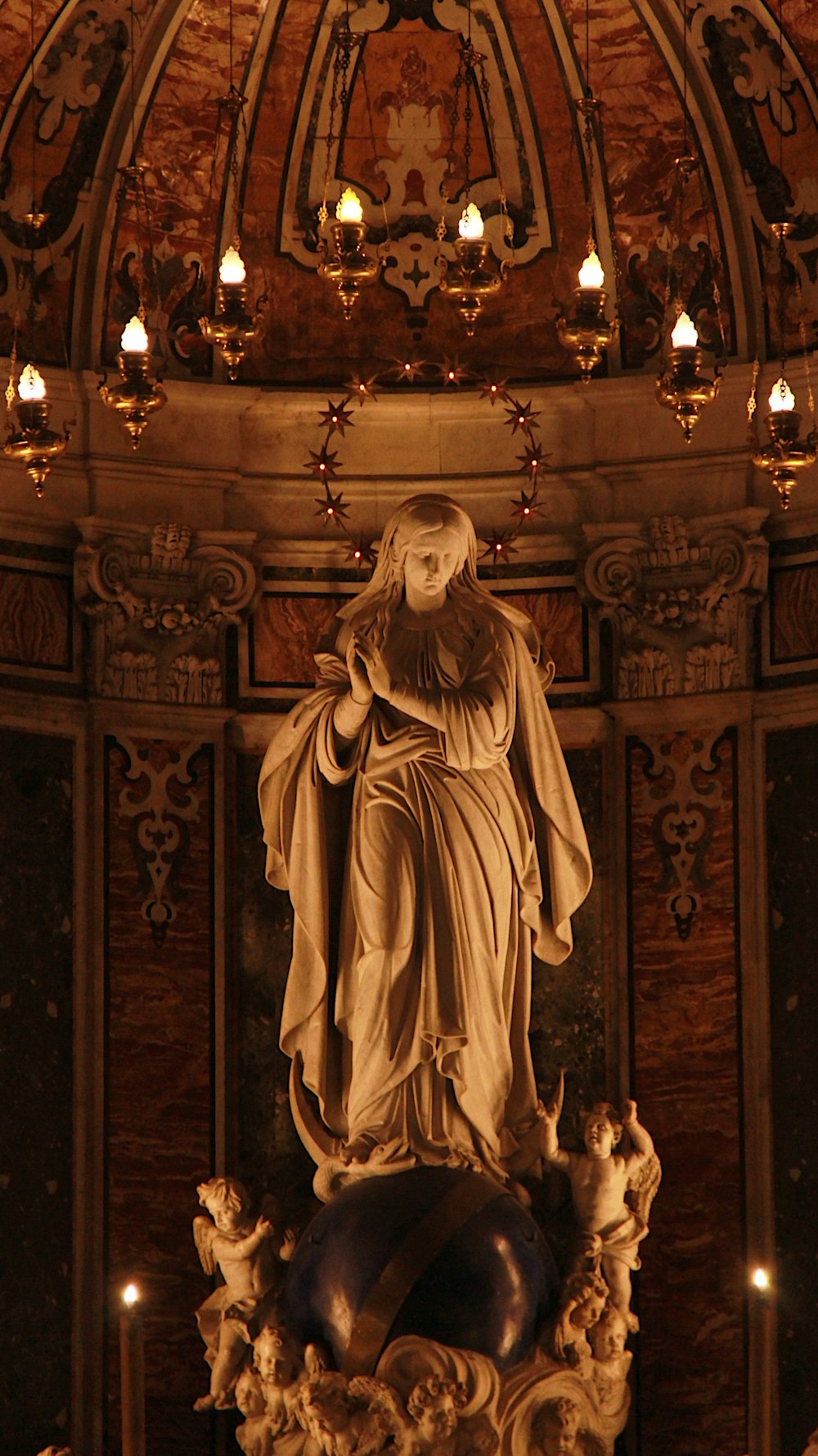 woman in white dress statue