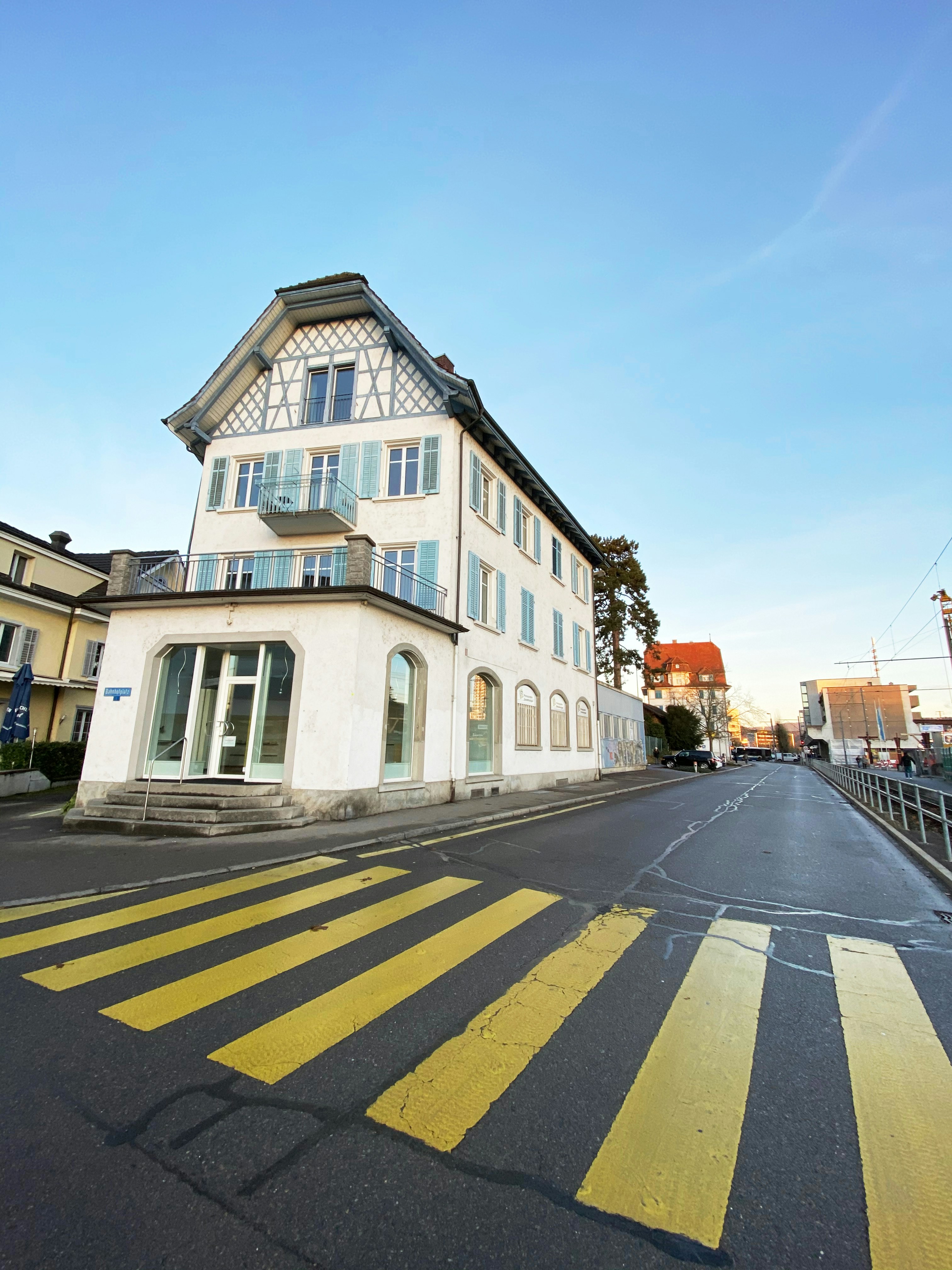 Gebäude aus weißem und braunem Beton