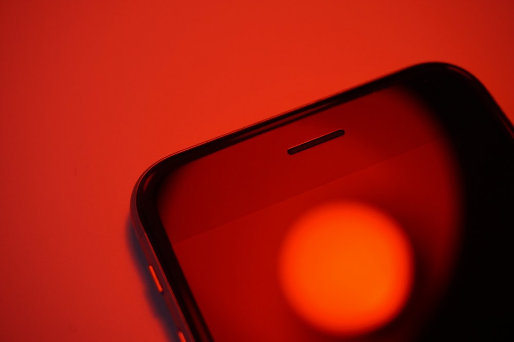 Schwarzes iPhone 7 Plus auf weißer Oberfläche