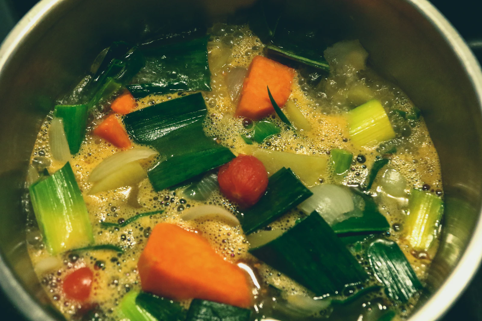 Casserole de soupe de légumes avec poireaux, carottes et oignons
