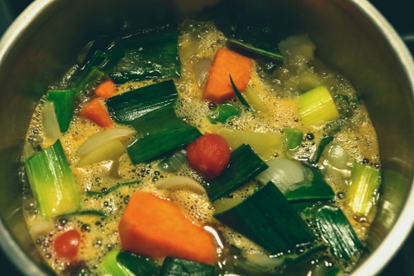 Heldere bouillon met veel soepgroenten — receptfoto