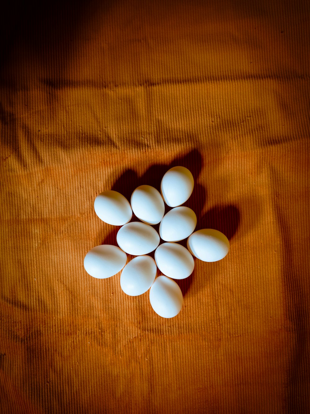 weißes Ei auf orangefarbenem Textil