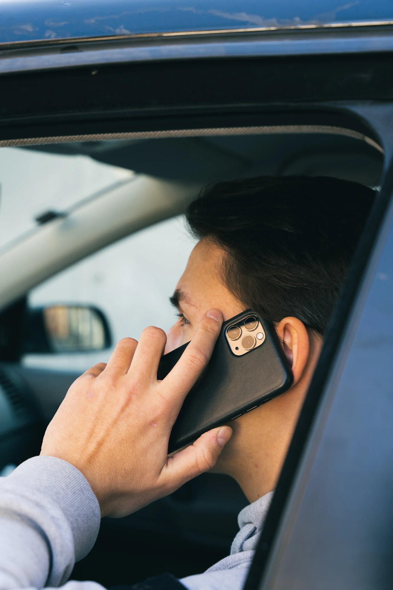 Bestuurder belt vanuit een stilstaande auto voor hulp bij een lekke band