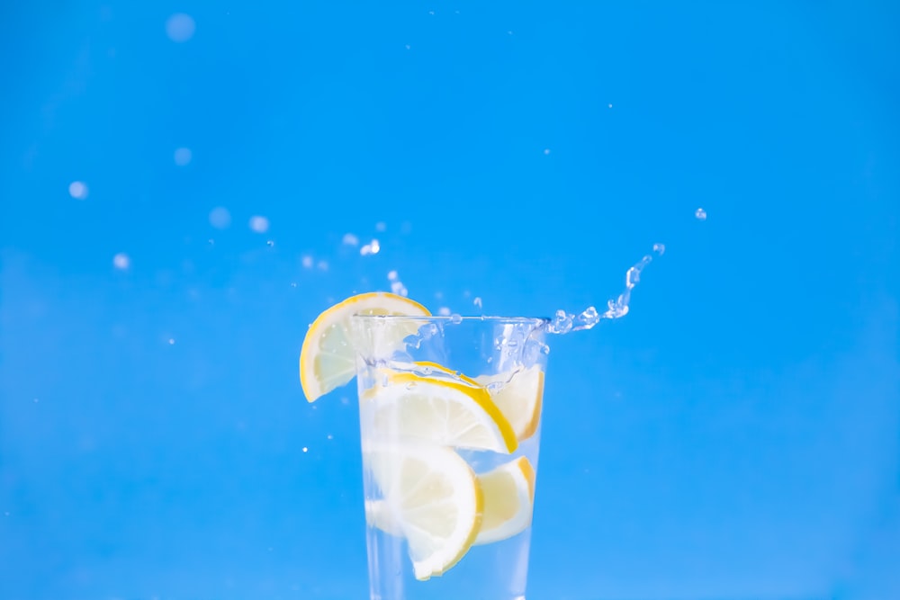 verre à boire transparent avec liquide jaune