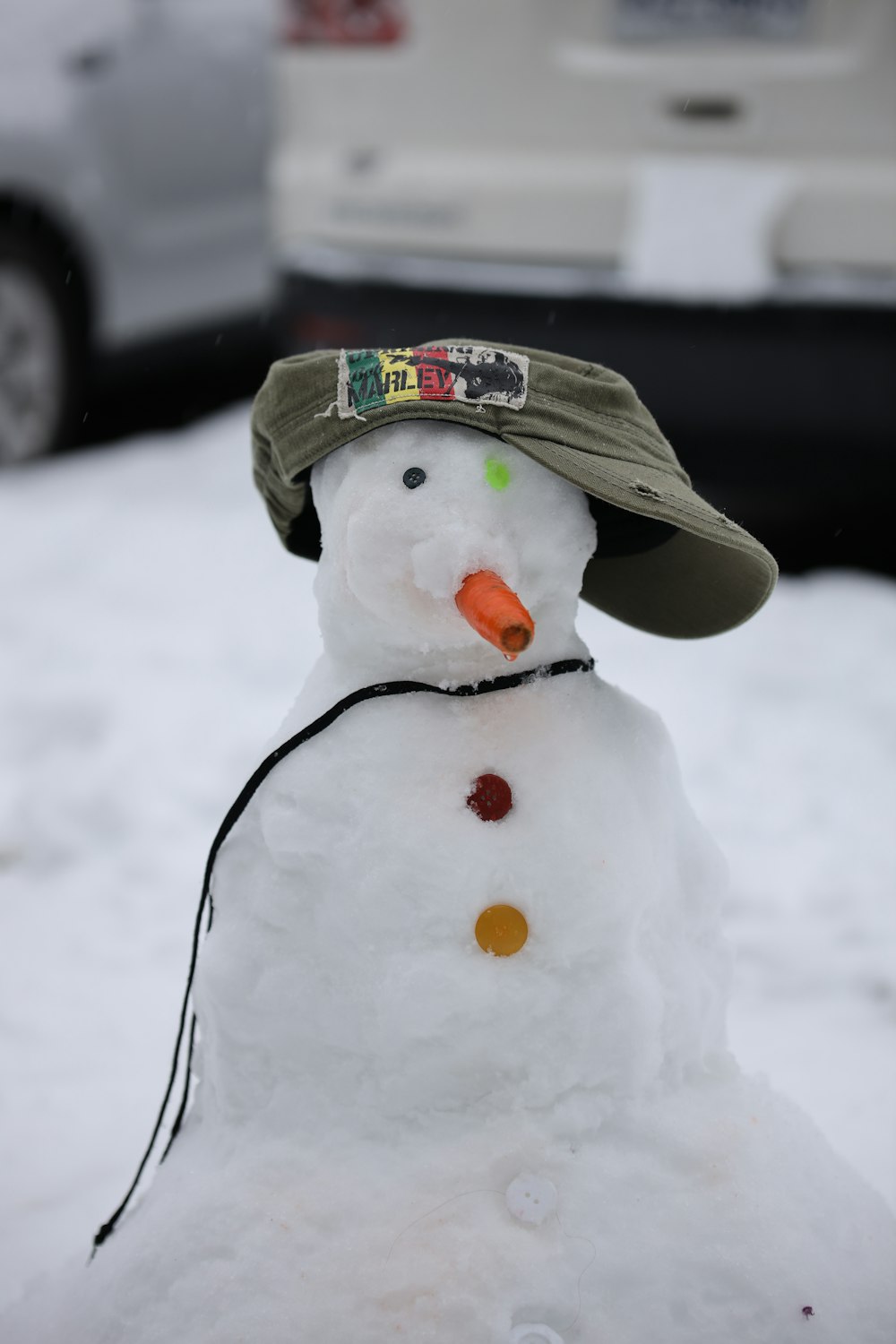 Schneemann mit braunem Hut und Schal
