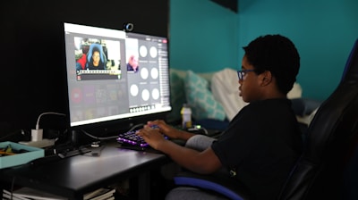 man in black shirt using computer