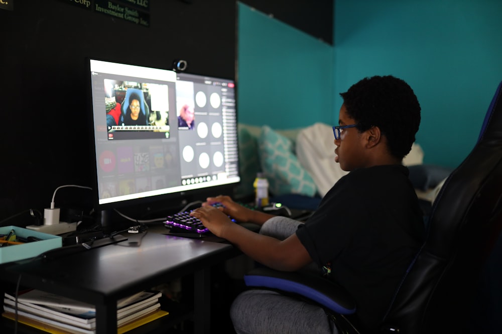 man in black shirt using computer