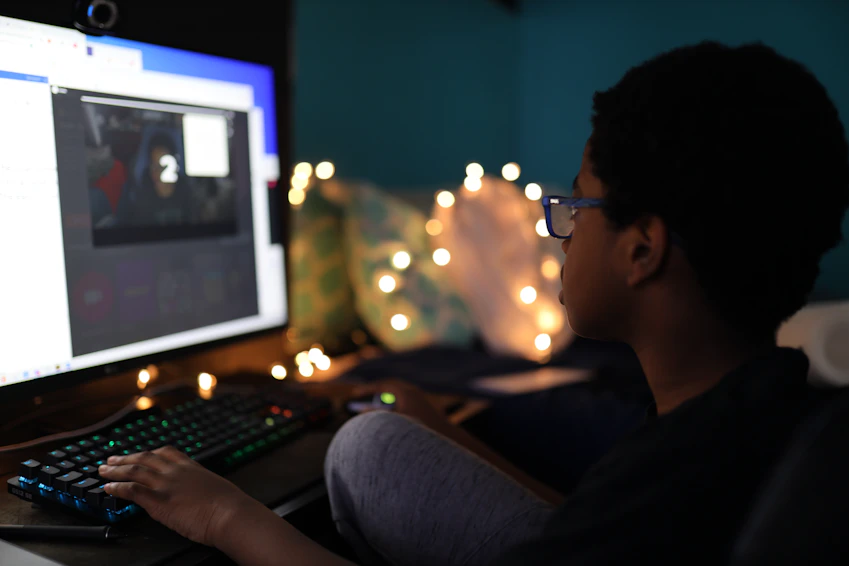 man in black shirt using computer
