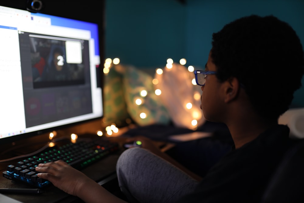 man in black shirt using computer