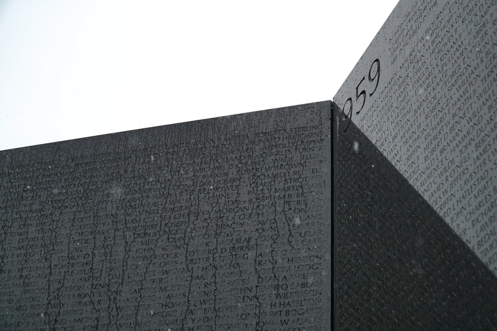 Muro de hormigón negro y gris