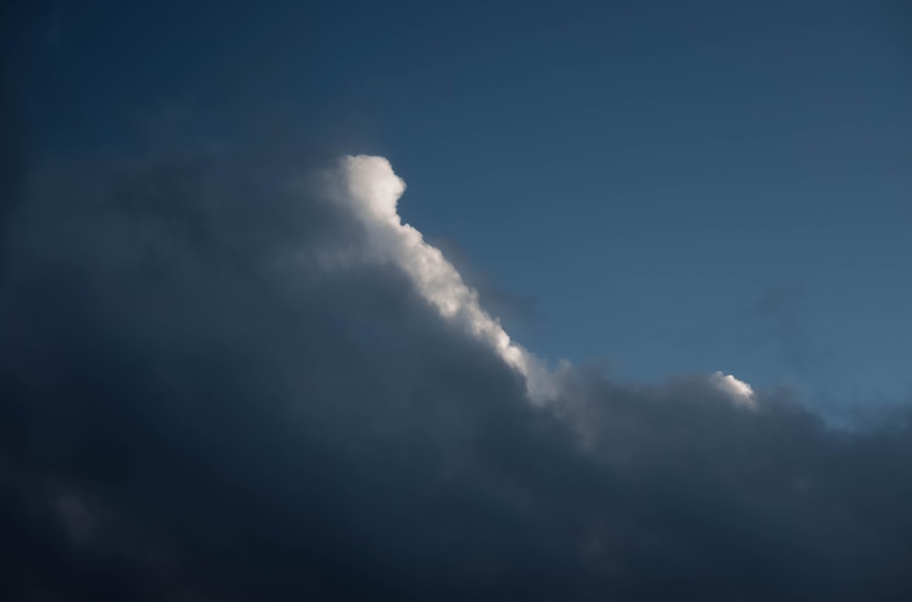 Nubes blancas y cielo azul durante el día