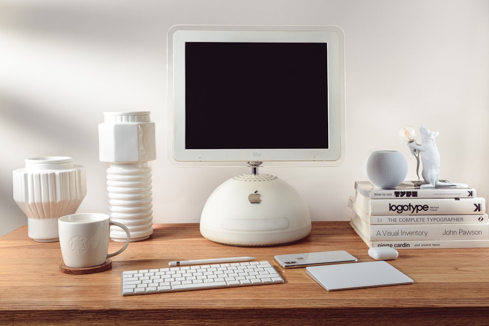 Imac argenté sur bureau en bois marron