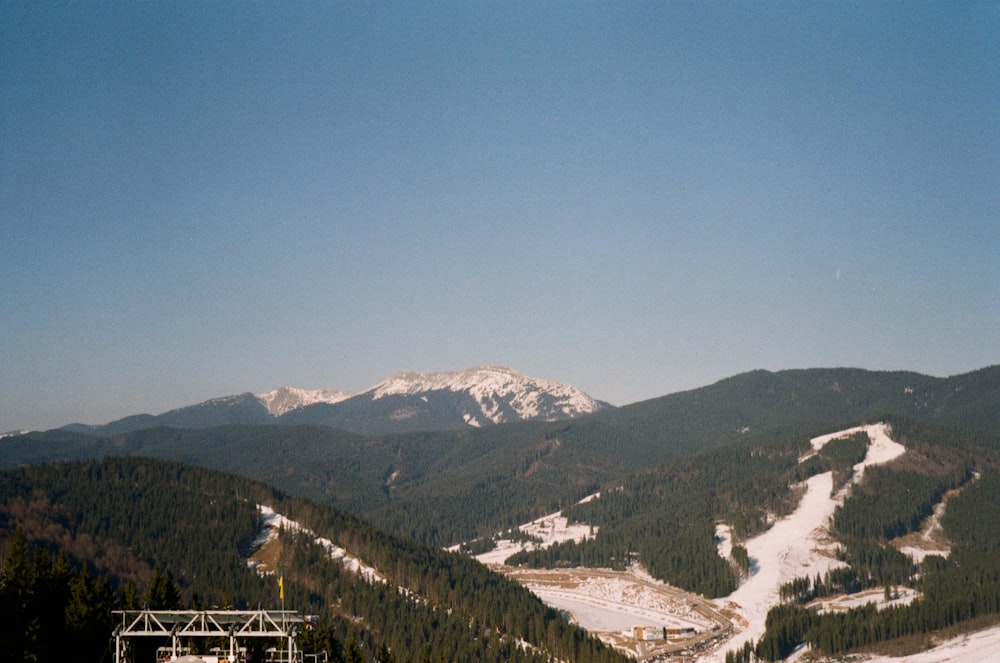 Veduta aerea delle montagne innevate durante il giorno