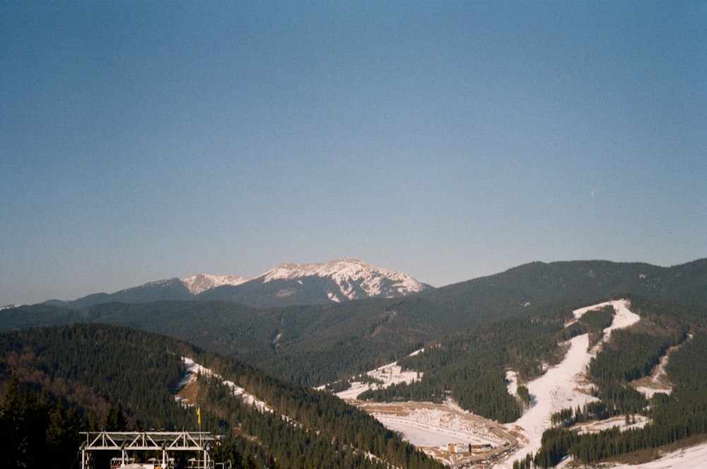 Luftaufnahme von schneebedeckten Bergen während des Tages