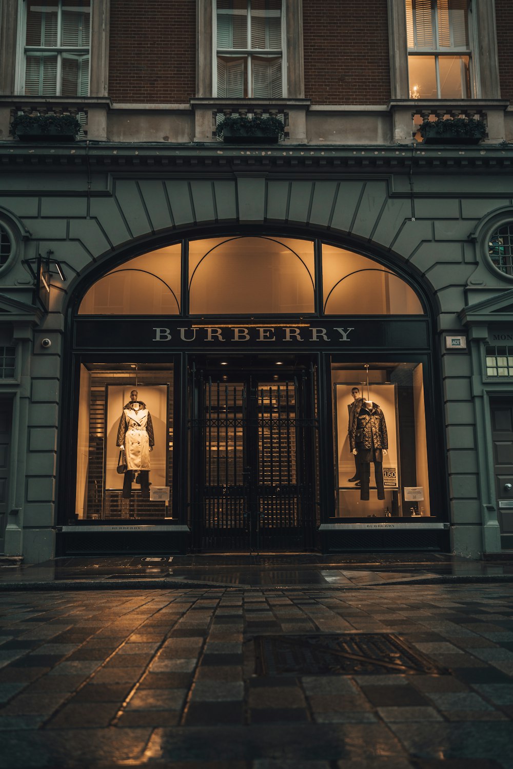 Puerta de madera marrón con puerta de acero negro